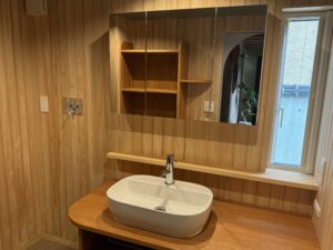 ヒノキを使用した洗面室